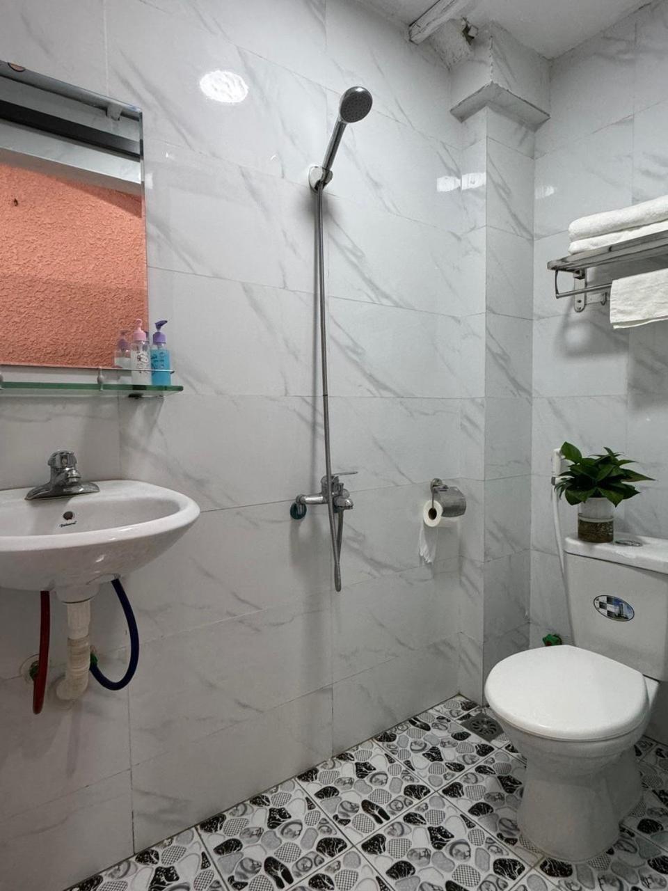 Quynh Moon Homestay Hanoi Buitenkant foto